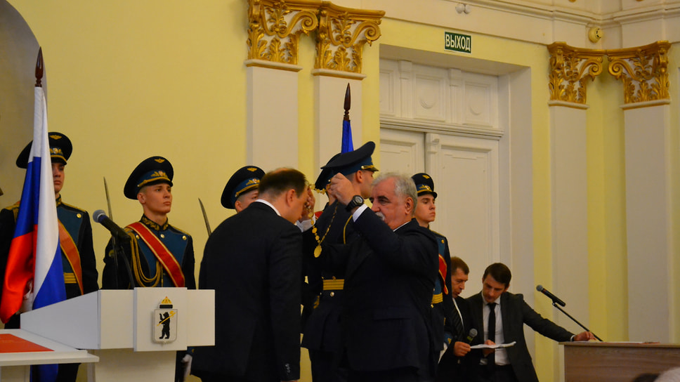 Знак мэра Ярославля возложил на мэра Ярославля старейший по возрасту депутат муниципалитета — Николай Куликов.