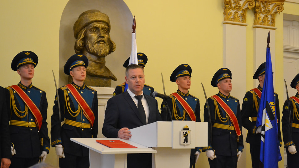 Губернатор Ярославской области Михаил Евраев на торжественной церемонии: «В первую очередь, я хочу отметить, что мэра Ярославля избрали депутаты, которых избрали жители города. Артем Молчанов уже почти год работает в качестве заместителя председателя правительства Ярославской области. На этом ответственном посту показал себя как грамотный управленец, который не просто строит планы, а который достигает результатов».
Далее господин Евраев отметил успехи новоизбранного мэра на посту зампреда. И напомнил, что господин Молчанов стал победителем кадрового конкурса «Ярославский резерв».
«Когда меня спрашивают всякие разные вопросы, типа местный – не местный, я вам скажу: я считаю, что все те люди, которые работают и достигают результатов на благо жителей Ярославской области, на благо города и региона, — это все местные. А когда я вижу некоторых местных, которые непонятно чем занимаются, то у меня встает вопрос – местные они или нет. Поэтому, для меня этот раздел очень простой. Если человек работает для жителей Ярославской области, над тем, чтобы регион развивался, процветал, чтобы люди жили в достойных условиях, то это точно местный»,— сказал господин Евраев.
