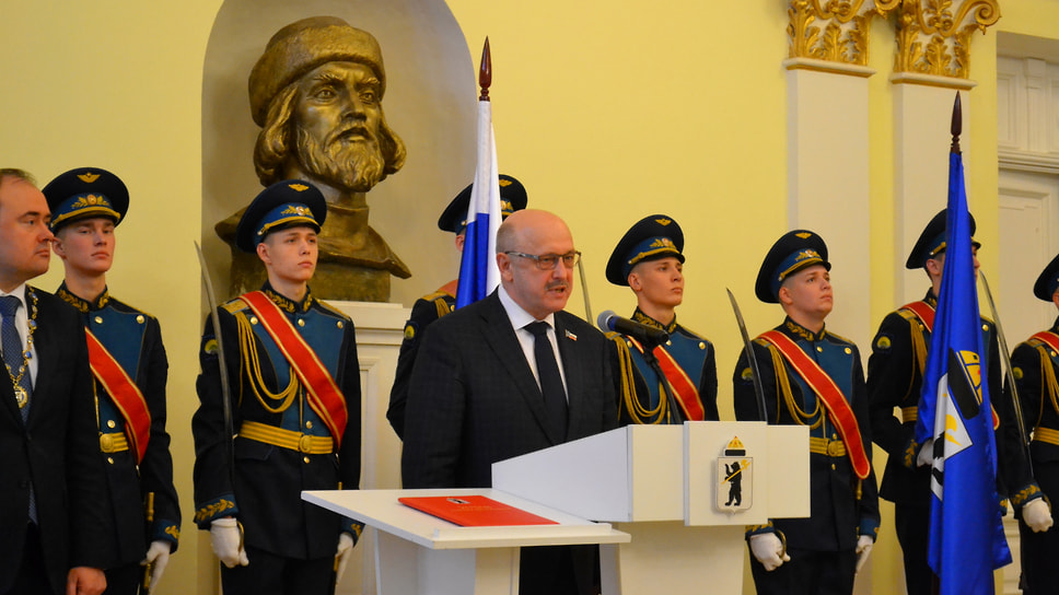 Председатель муниципалитета города Ярославль Сергей Калинин в рамках своего выступления рассказал, что 11 ноября 1785 года впервые собралась ярославская гордума и выбрала главу города. 
«Проходят эпохи, меняются общественные формации, но проблемы городского самоуправления остаются, которые необходимо решить. Неслучайно муниципалитет избрал мэром города Ярославля Артема Молчанова. Я уверен в том, что его знания и опыт позволят решить любые проблемы города. Уверен не только я, но и депутаты. Муниципалитет всегда готов подставить плечо и стать достойным партнером в созидательной работе»
