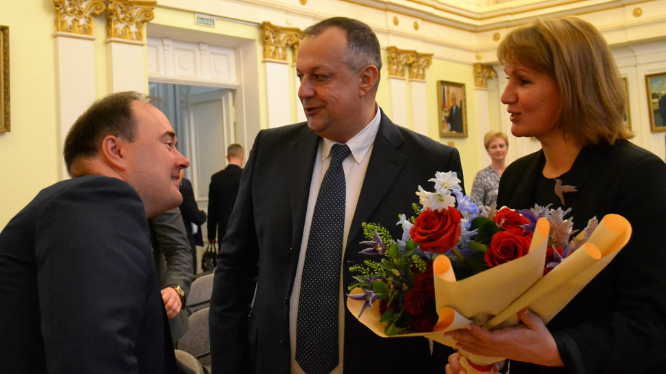 Нового мэра с цветами поздравили директор и врио художественного руководителя Волковского театра Герман Громов и начальник отдела по связям с общественностью театра Екатерина Анкудинова.