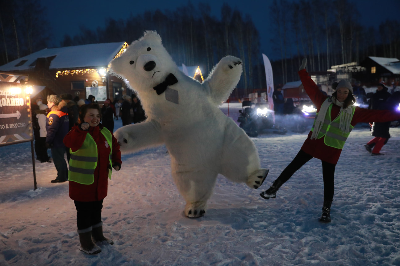 Гостей соревнований развлекает белый медведь 