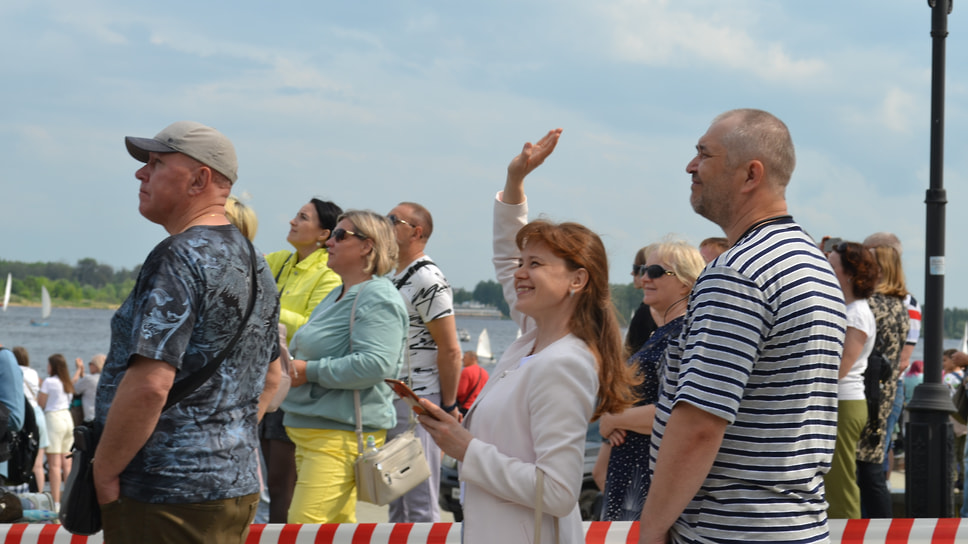 Ярославцы махали участникам воздушного парада.  