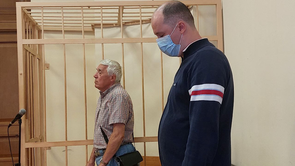 Сергей Бакшин и его отец (на втором плане) во время оглашения приговора