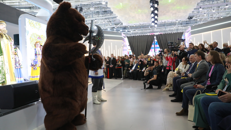 Гостей Дня Ярославской области приветствовал медведь с секирой — символ региона