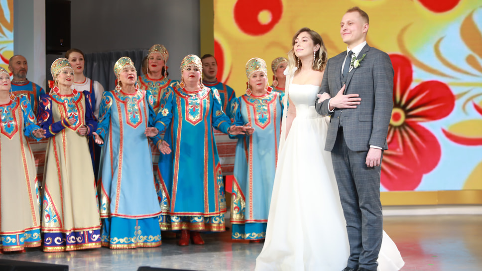 В день Ярославской области на выставке поженились программист Елисей Карпов и учительница Анастасия Лелюх. Свадьба прошла по мотивам русских народных традиций