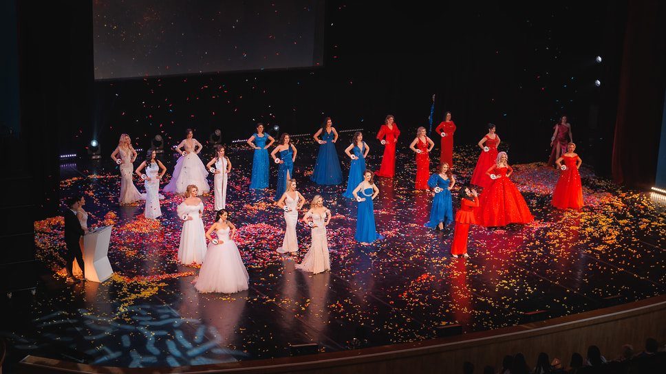 На финале участницы выходили в платьях цветов российского триколора