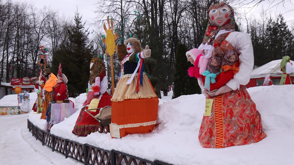Куклы расположились на главной аллее парка