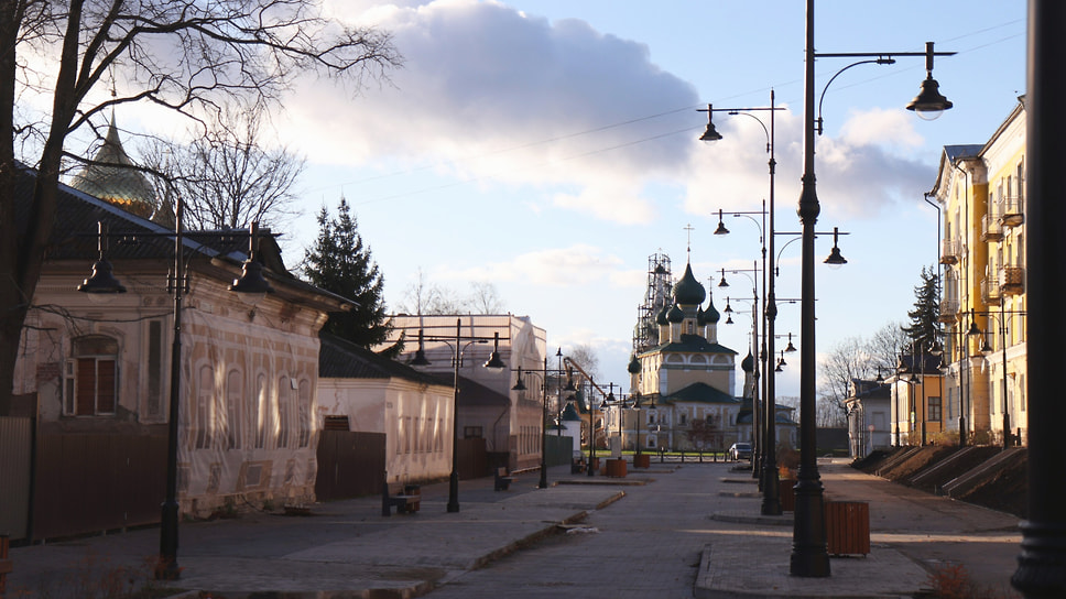 В низкий сезон на улице пустынно, фасады аварийных зданий пока закрыты баннерами