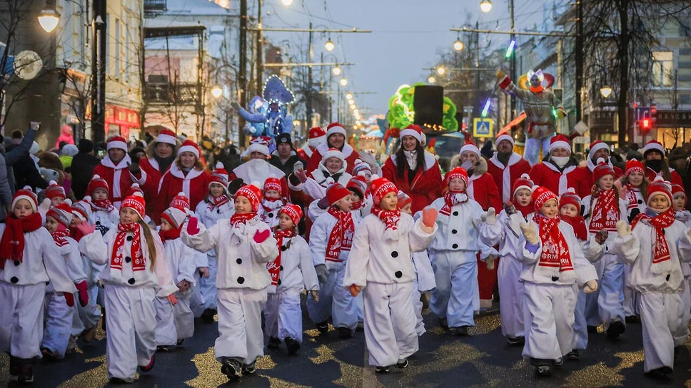 Дети в новогодних костюмах