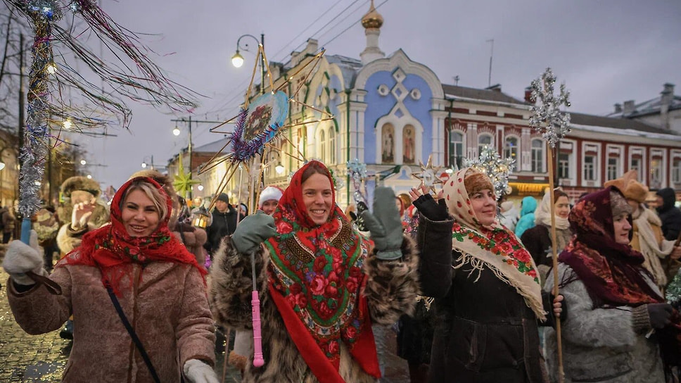 Участники шествия в традиционных костюмах