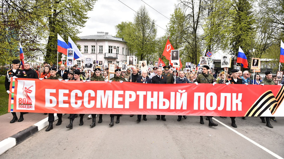 Бессмертный полк прошел в Ярославле от Шинного завода до Вечного огня