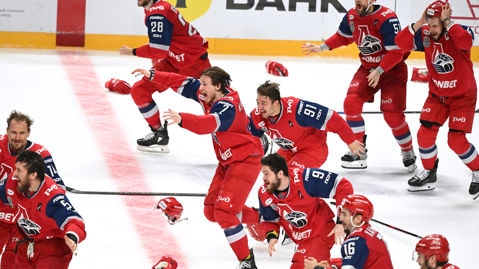 Игроки команды "Локомотив" празднуют победу в финале после матча