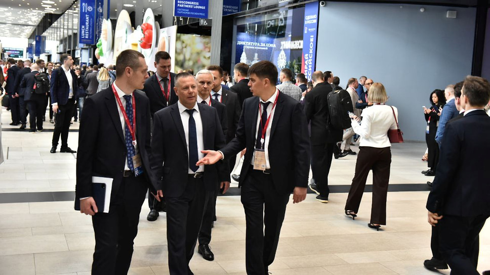 Ярославская делегация на ПМЭФ-2025. На первом плане слева направо: министр имущественных отношений Николай Здоров, губернатор Михаил Евраев и первый заместитель председателя регионального правительства Денис Хохряков