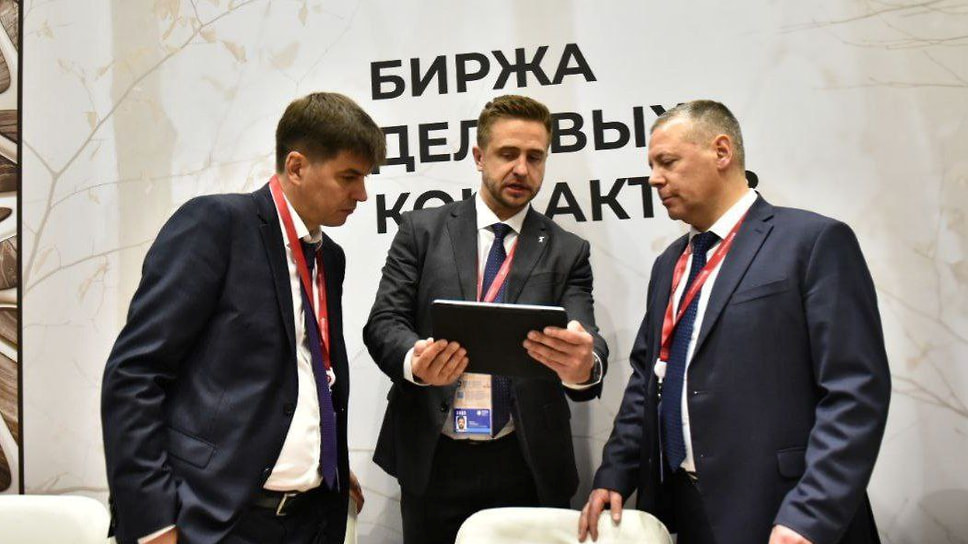 Первый зампред регионального правительства Денис Хохряков (слева), министр АПК Евгений Тихонов, губернатор Михаил Евраев (справа)