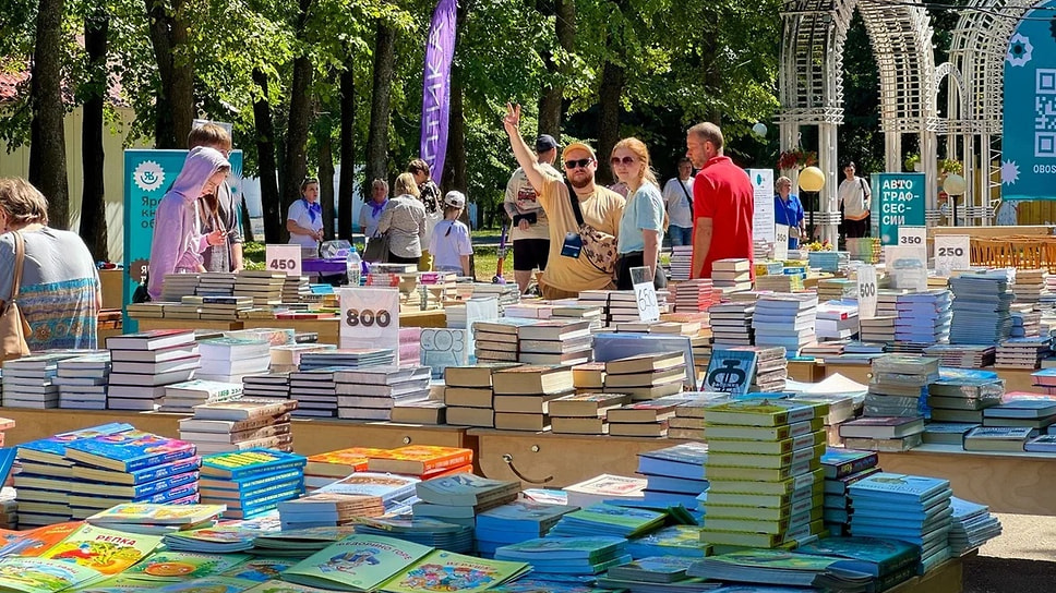 Книжные столы расположились в парке отдыха на Даманском в виде лабиринта