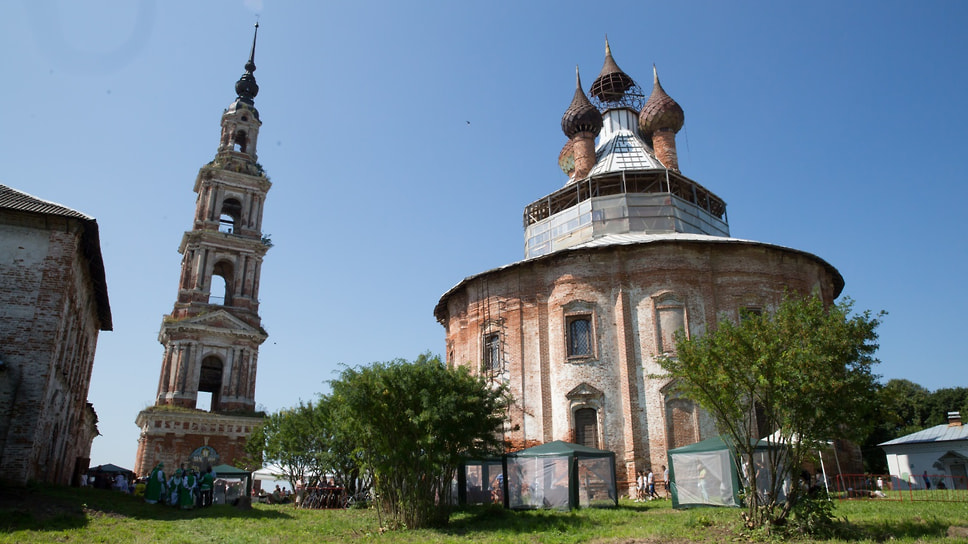 Казанская церковь в Курбе - единственный в мире 16-лепестковый храм-ротонда, с высоты птичьего полета напоминающий распустившийся цветок