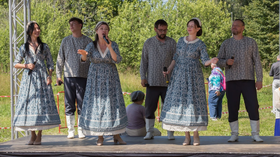 На сцене выступили коллективы «Курбовчанка», «Доброяр», «Свитлица», Московский рожечный хор, творческое объединение «Небо», духовный хор ярославского поселка Иваньково, отряд «Резонанс»