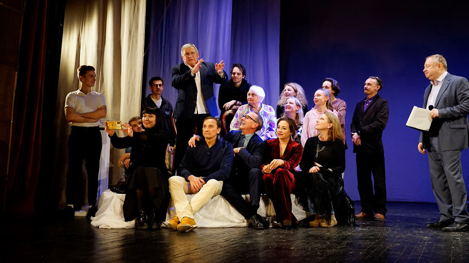 Заслуженный артист России, профессор Сергей Куценко и профессор Татьяна Куценко в окружении выпускников