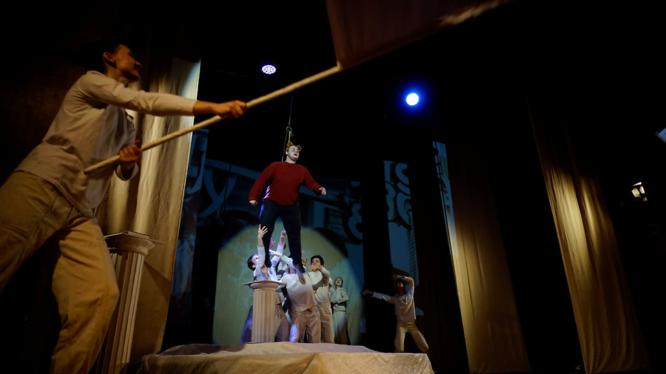 Студенты мастерской Андрея Зубкова открывают праздничный концерт, приглашая зрителей в 1980-й год