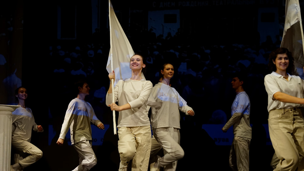 За время работы вуз выпустил более 2500 артистов, режиссеров, художников театра и театроведов, из них более 200 получили почетные звания народных и заслуженных артистов России