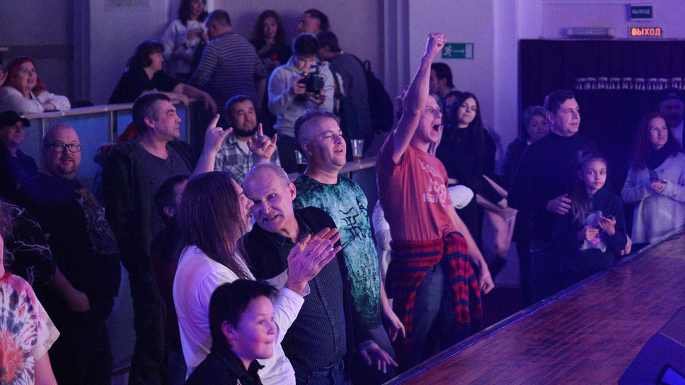 Танцпол в концертном зале стал значительно меньше, чем в 90-х, но это не мешало зрителям поддерживать любимые группы