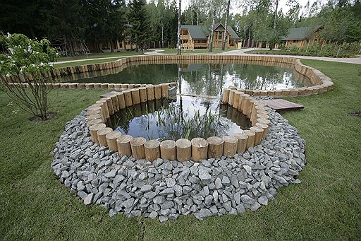 Экопруд, отделанный натуральными материалами