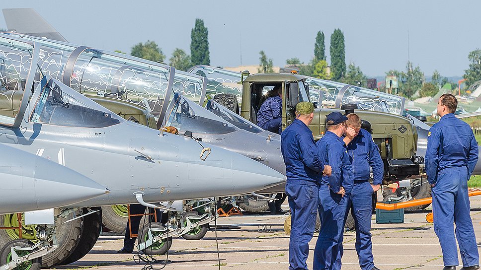 Военные летчики России проходят подготовку на самолетах Як-130, которые считаются лучшими в мире учебно-боевыми машинами