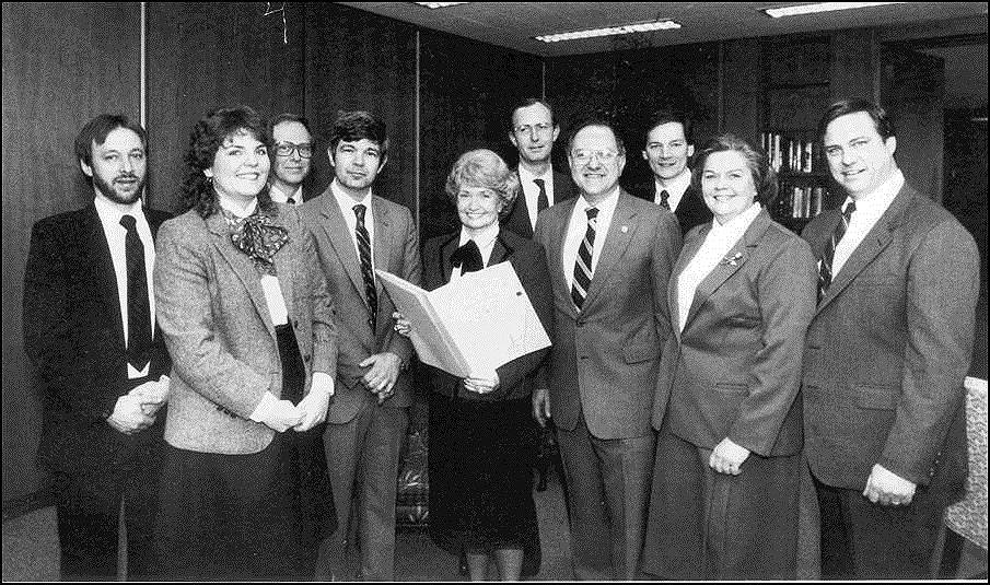 2 марта 1985 года. После пресс-конференции (Вашингтон, округ Колумбия), на которой Маргарет Хеклер (на снимке в центре с папкой в руках) объявила о создании первого в мире теста на ВИЧ