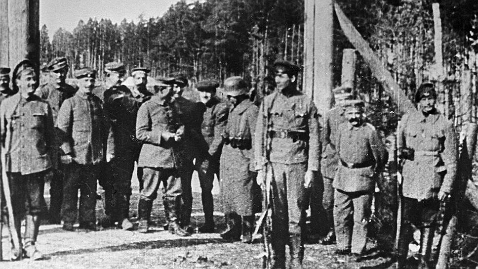 Советские пограничники поздравляют немецких солдат с началом революции в Германии 
