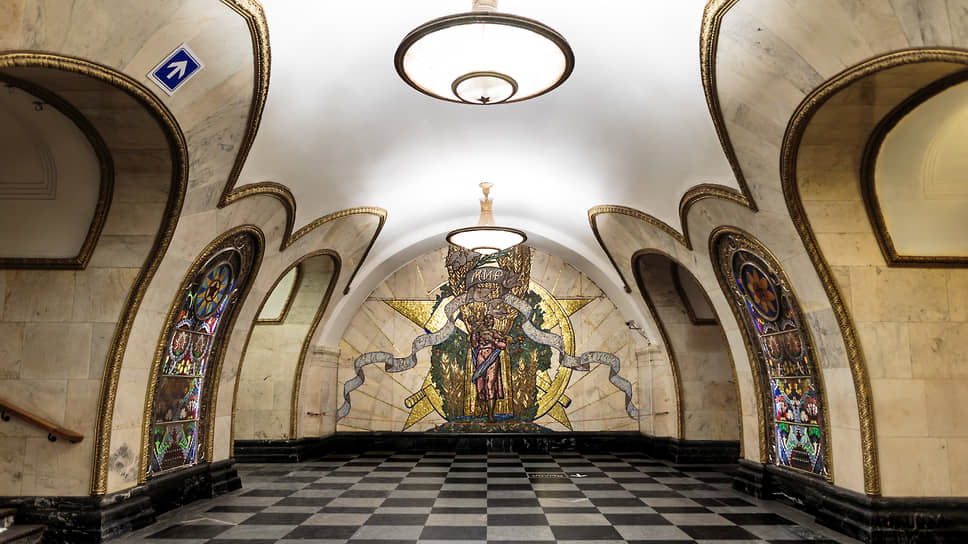 «Новослободская». Здесь использованы элементы церковной архитектуры. Витражи, украшающие станцию, создал художник Павел Корин из цветного стекла, привезенного из Риги