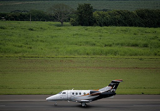 Phenom 100 — самый продаваемый в мире самолет производства корпорации Embraer. Рассчитан на перевозку 4 пассажиров на расстояние до 2148 км с крейсерской скоростью 704 км/ч. Каталожная стоимость — $3,25 млн