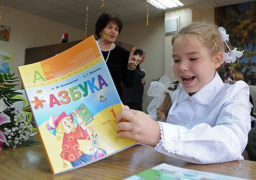 Молодые учителя больше нравятся детям, поскольку они более эмоциональные. Зато учителя среднего и старшего возраста более опытные: они лучше умеют поддерживать дисциплину в классе, глубже знают предметы