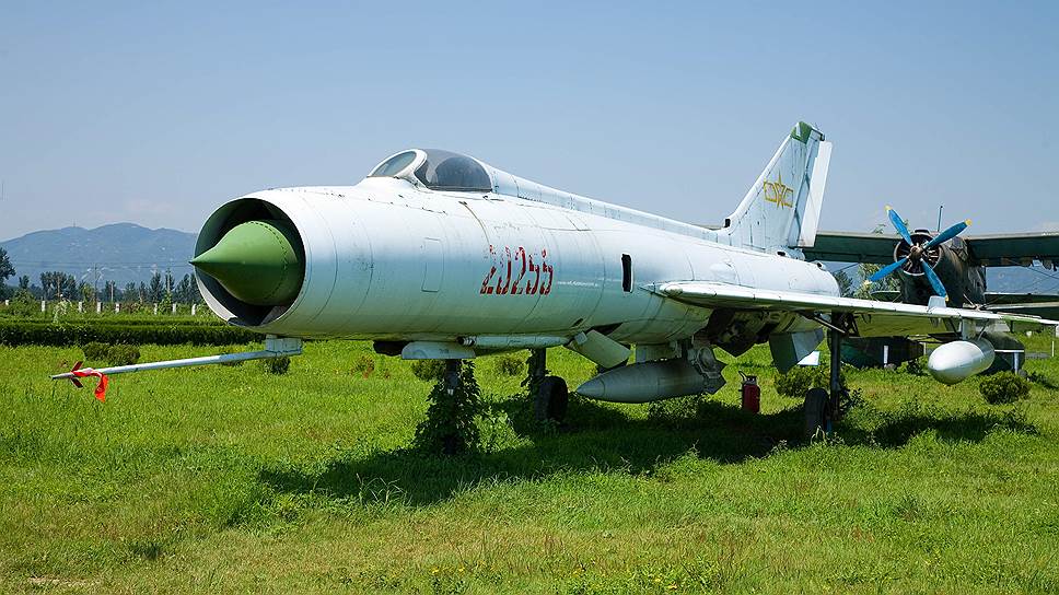 Китайский истребитель Shenyang J-8 - это основательно переделанный и доработанный МиГ-21, технологии производства которого были переданы Китаю Советским Союзом
