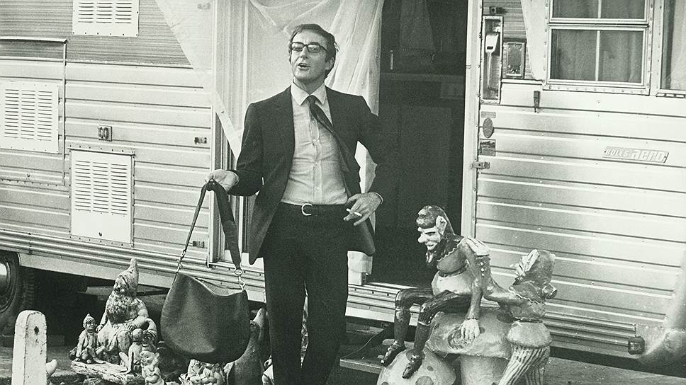 Актер Питер Селлерс с сумкой Gucci, Лондон, 1969 год 
