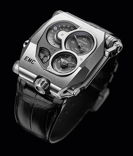 Urwerk EMC (Electro Mechanical Control). Механические часы с встроенным электронным блоком контроля за точностью хода. Циферблаты с часовой и минутной стрелками, секундной стрелкой, индикатор запаса хода дополнен указателем точности хода часов. В диапазоне от -20 до +20 секунд в день можно менять скорость работы механизма. Блок контроля благодаря оптическому сенсору определяет частоту колебаний балансового колеса. Модель Urwerk EC при этом обходится без батарейки: энергия вырабатывается вращением ручки