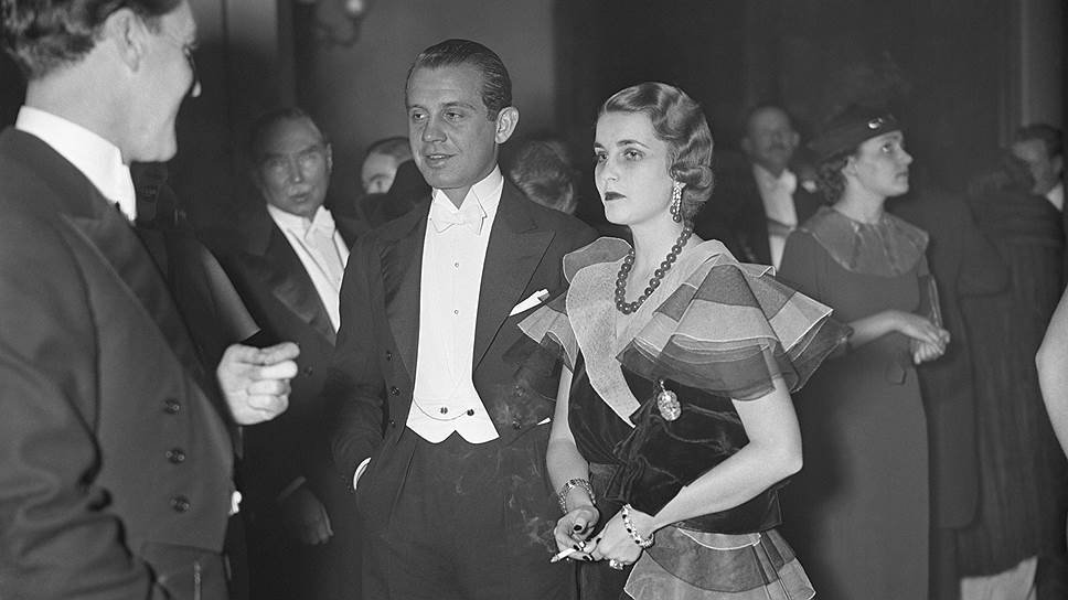 Барбара Хаттон в колье с жадеитами вместе со своим мужем Алексисом Мдивани в Метрополитен-опера, 1933 год 
