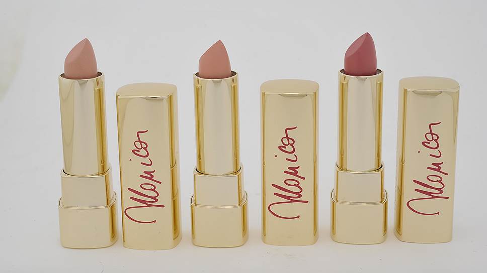 Линейка помад Monica Lipsticks Dolce &amp; Gabbana посвящена красавице актрисе, модели и лицу бренда Монике Беллуччи. Каждый футляр помады украшен красным автографом Моники на золотом фоне. Коллекция состоит из шести оттенков — от светло-бежевого до ярко-карминного. А название каждого — комплимент дизайнеров в адрес Моники (обворожительная, роскошная, шикарная, единственная, страстная, естественная) 
