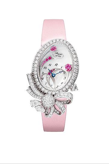 Breguet Desir de la Reine. Корпус из белого золота со 146 бриллиантами. Золотой узел с 84 бриллиантами. Циферблат из перламутра с 12 розовыми сапфирами и 8 бриллиантами. Механизм с автоматическим подзаводом и резервом хода 38 часов. Общий вес бриллиантов 5,2 карата