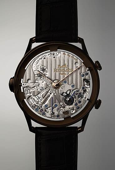Мануфактурный швейцарский калибр Hermes H1912 размещен в центре корпуса, чтобы дать возможность положить гонги модуля heure impatiente