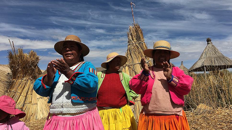 Индейские женщины с плавучих островов Урос на озере Титикака 
