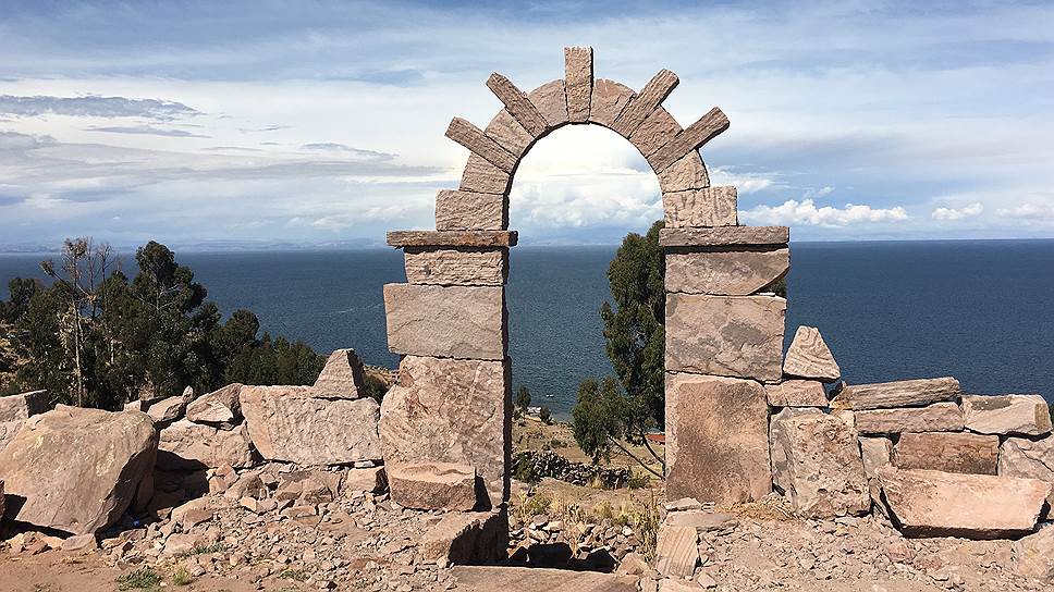 Древние ворота на острове Такиле на озере Титикака 
