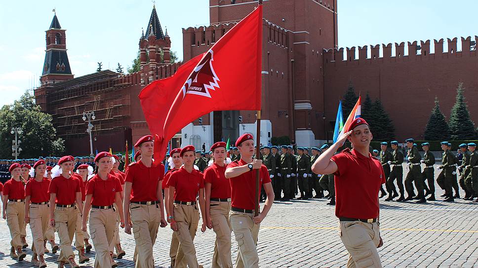 В честь Дня ВДВ юнармейцы прошли торжественным маршем по Красной площади. Сегодня большинство военных парадов и праздников уже проходят с участием юнармейцев, которые имеют полную поддержку министра обороны РФ Сергея Шойгу