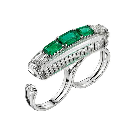 Кольцо Resonances de Cartier, белое золото, замбийские изумруды (общим весом 2,95 карата), горный хрусталь, бриллианты 
