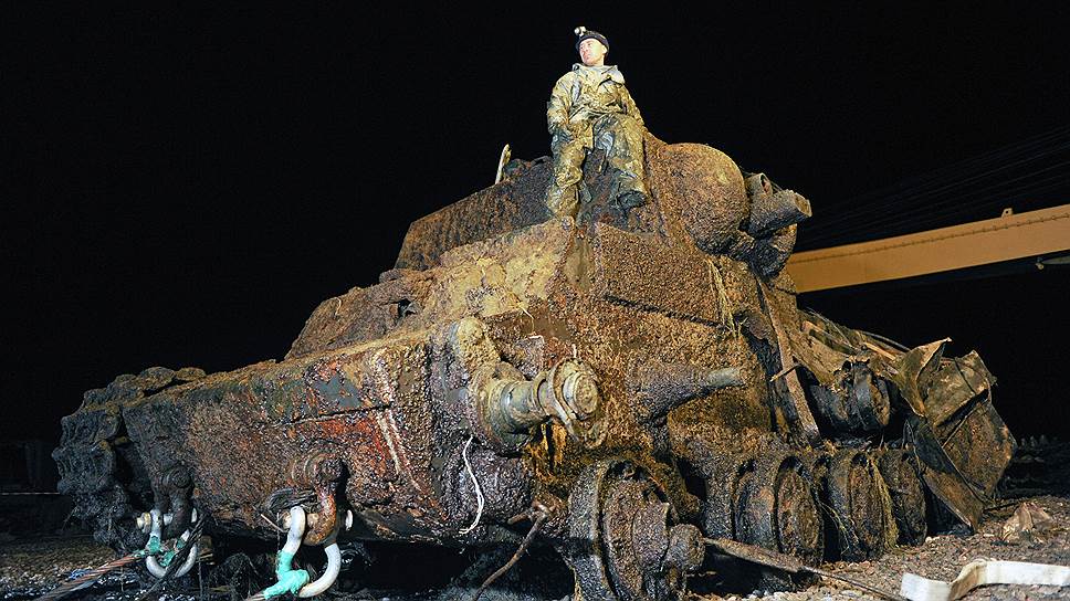 Подъем танка КВ со дна Невы в Кировском районе Ленинградской области