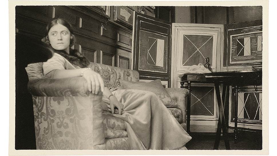 Ольга Пикассо в салоне квартиры на улице Ла Боэси, 23. Ок.1922