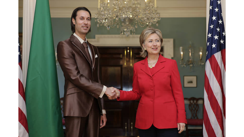 Мугтасим Каддафи (на фото — его встреча с госсекретарем США Хиллари Клинтон) вывел
из страны не менее €10 млн, но не сумел ими воспользоваться. Он был взят в плен и казнен повстанцами в Сурте
