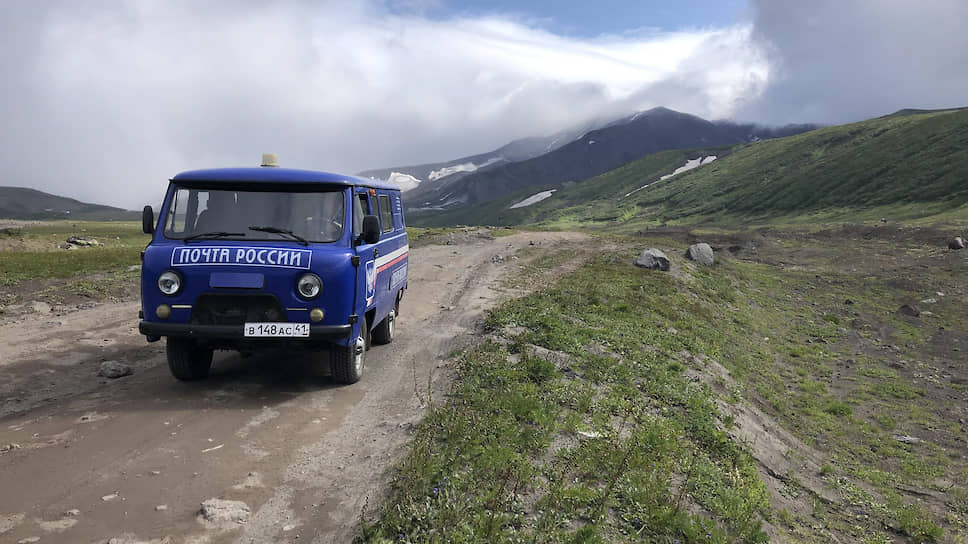 Автомобиль «Почты России» во время доставки почты в одном из отдаленных районов