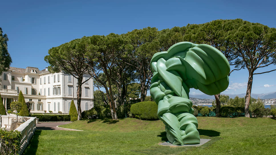 Скульптура Энтони Крэгга на территории отеля Hotel Du Cap-Eden-Roc 