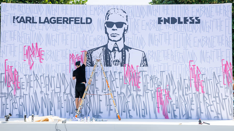 Лондонский уличный художник Endless рисует портрет Карла Лагерфельда во время выставки Pitti Uomo 96 на центральной площади Фортецца да Бассо