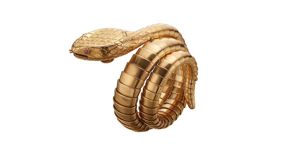 Часы-браслет Bvlgari Serpenti из золота с рубинами, приблизительно 1960 год. На браслете два рубина—круглые кабошоны общим весом 0,15 карата. Проба (750)выгравирована на внутренней стороне хвоста змейки